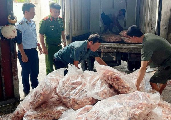 Tiêu huỷ hơn 1,3 tấn chân, lòng mề gà không rõ nguồn gốc