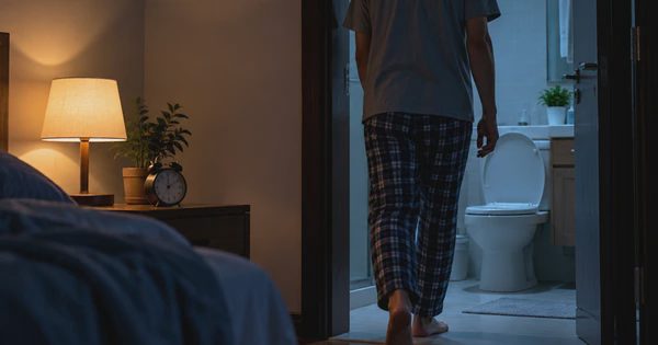 Tiểu nhiều trong ngày: 4 vấn đề sức khỏe không nên bỏ qua
