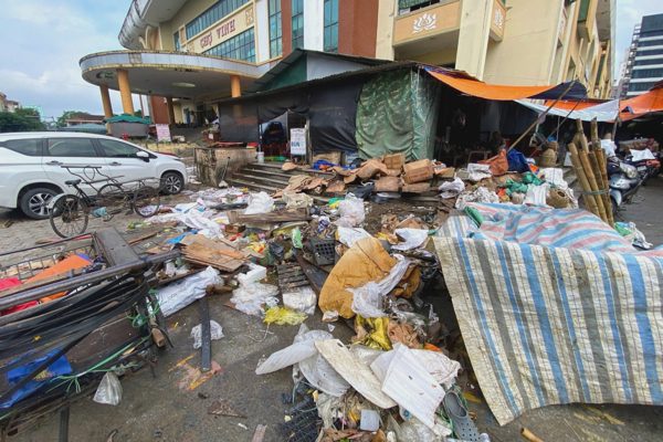 Tiểu thương chợ lớn nhất Nghệ An tất bật dọn bùn sau lụt