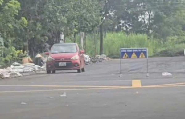 TikToker đăng clip ô tô con 'lu lèn' mặt đường, chính quyền yêu cầu làm rõ động cơ