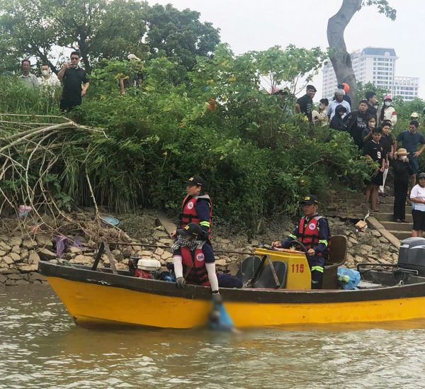 Tìm 2 người mất tích trên sông Trà Lý, phát hiện thi thể bé trai sơ sinh