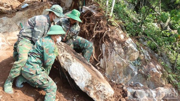 Tìm đồng đội trên điểm cao 685