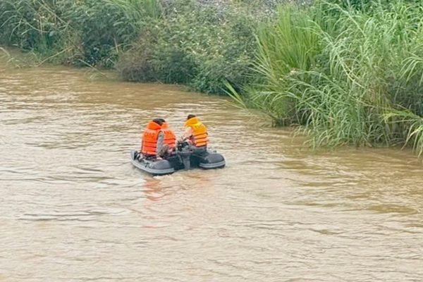Tìm kiếm nữ sinh rơi xuống sông mất tích ở Lâm Đồng
