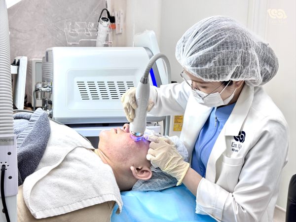Tìm lại làn da mịn màng nhờ điều trị sẹo rỗ chuẩn y khoa tại Em Mây Skin Center