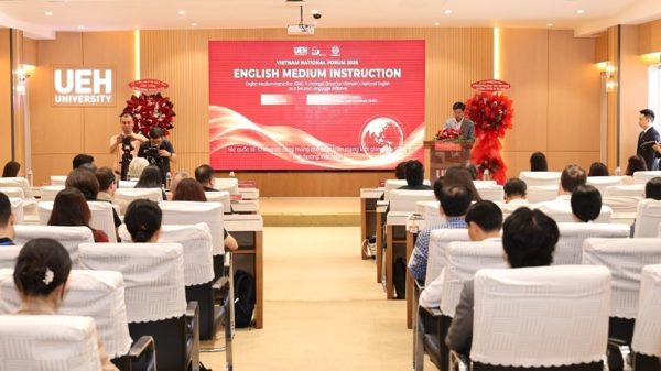 Tìm lộ trình phát triển giảng dạy bằng tiếng Anh
