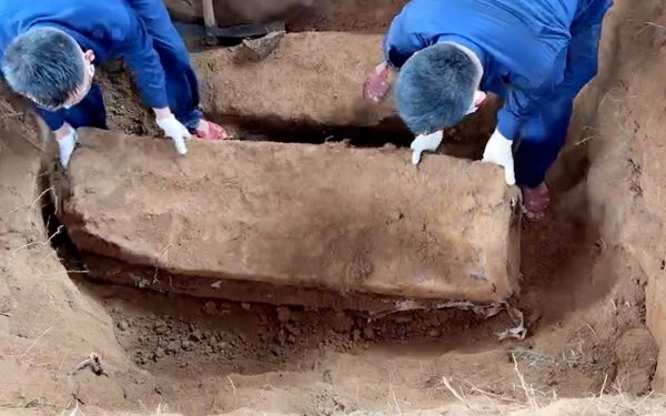 Tìm thấy 2 hài cốt liệt sĩ Việt mai táng trong vỏ bom tại Lào
