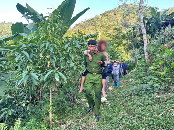 Tìm thấy cụ bà 79 tuổi đi lạc gần 4 ngày trong rừng ở Tuyên Quang