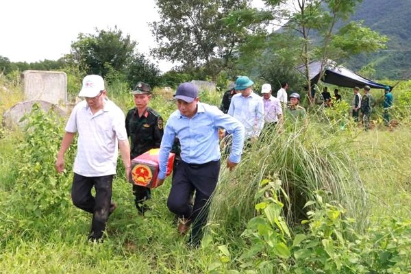 Tìm thấy hài cốt nữ liệt sĩ bọc trong hai lớp võng dù từ tin báo của người dân