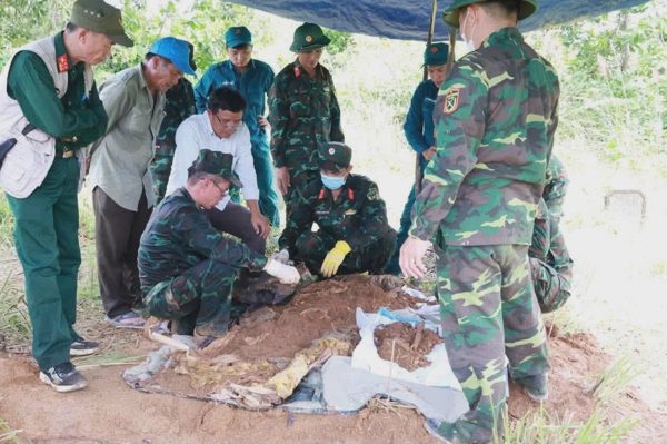 Tìm thấy hài cốt nữ liệt sĩ được bọc trong 2 lớp võng dù
