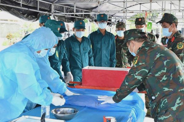 Tìm thấy nhiều di vật được chôn cùng mộ liệt sĩ ở An Giang