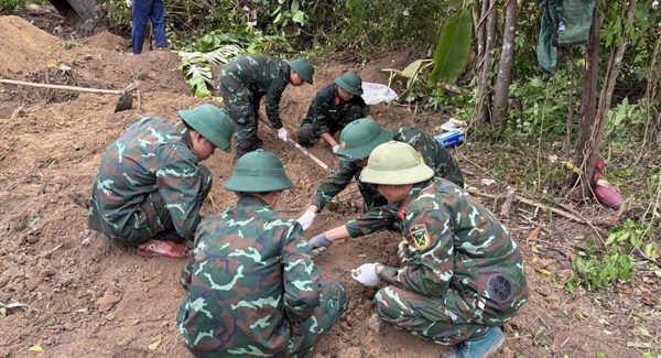Tìm thấy thẻ căn cước, bút khắc tên chôn cùng hài cốt liệt sĩ ở Quảng Trị