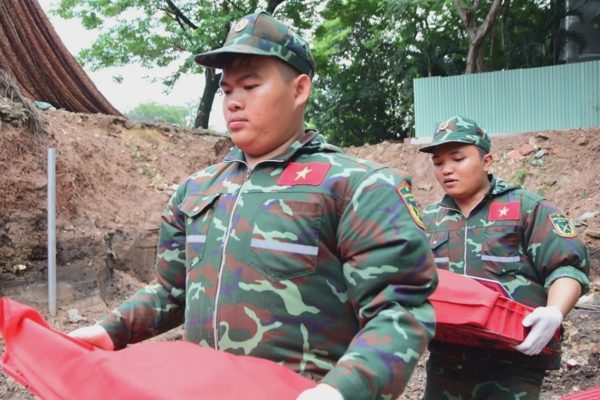 Tìm thấy thêm 11 bộ hài cốt liệt sĩ trong rãnh mộ mới ở Công viên Lê Thị Riêng