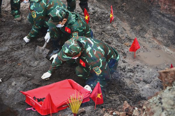 Tìm thấy thêm 12 hài cốt liệt sĩ ở Công viên Lê Thị Riêng