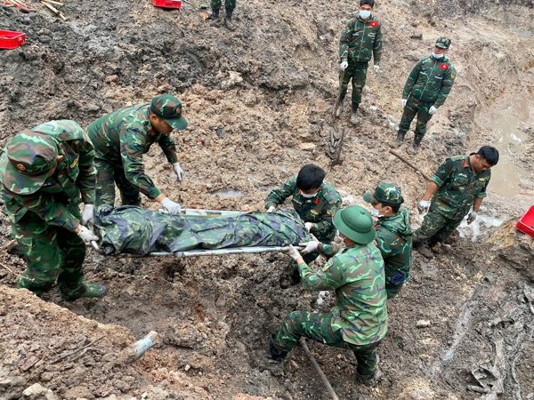 Tìm thấy thêm 33 hài cốt liệt sĩ tại Công viên Lê Thị Riêng sau 3 ngày