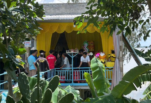 Tìm thấy thi thể hai cha con bị điện giật, rơi xuống sông ở Đồng Tháp