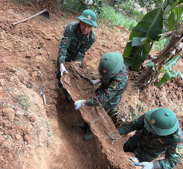 Tìm thấy võng dù, ống nhòm cùng nhiều kỷ vật chiến trường khi quy tập hài cốt liệt sĩ