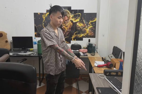 Tìm việc qua Facebook, hai thanh niên bị ép ký giấy nợ