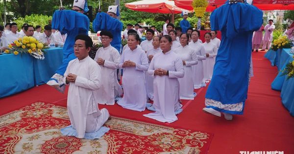 Tín đồ Cao Đài cầu siêu cho anh hùng liệt sĩ tại Công viên Lê Thị Riêng