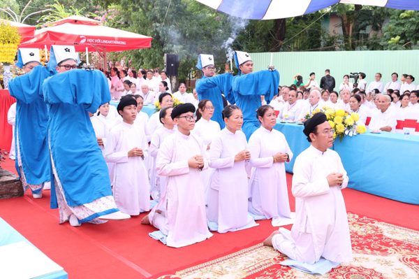 Tín đồ Cao Đài cầu siêu cho các liệt sĩ tại Công viên Lê Thị Riêng
