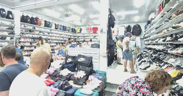 Tin lời KOL mua phải giày giả Nike, Adidas giữa 'phố tây' Nha Trang