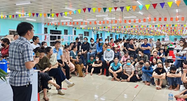 Tin mới vụ công nhân may ở Quảng Trị ngồi trước cổng doanh nghiệp đòi lương