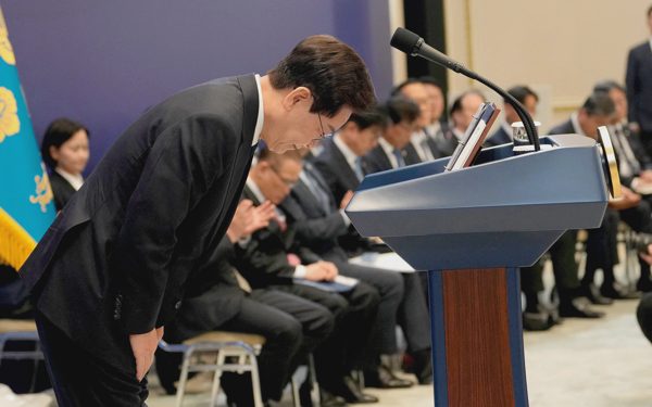 Tín nhiệm chạm đáy, Tổng thống Hàn Quốc xin lỗi và hứa khiêm tốn hơn