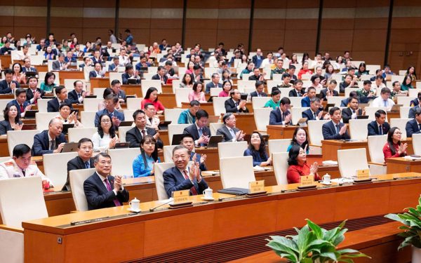 Tin tức sáng 24-10: Quốc hội thảo luận sửa Luật An toàn thực phẩm; Phát triển công nghiệp văn hóa