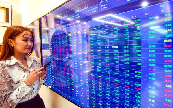 Tin tức sáng 7-10: Dù giảm, hiệu suất của VN-Index vẫn 'đỡ' hơn loạt thị trường trong khu vực