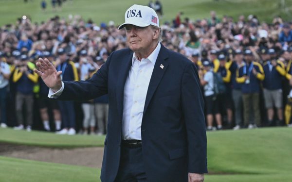 Tin tức thế giới 14-9: Ả rập Saudi tấn công Houthi; Ông Trump khoe hiểu rất rành lãi suất