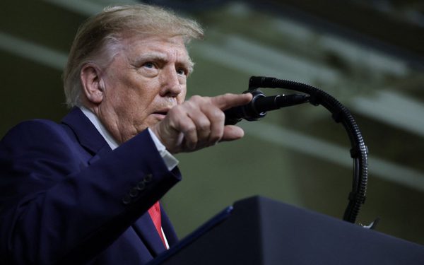 Tin tức thế giới 2-10: Ông Trump dọa đánh Iran 'rất mạnh' nếu dính líu vụ Flydubai; Siêu tàu bị tấn công tại Hormuz