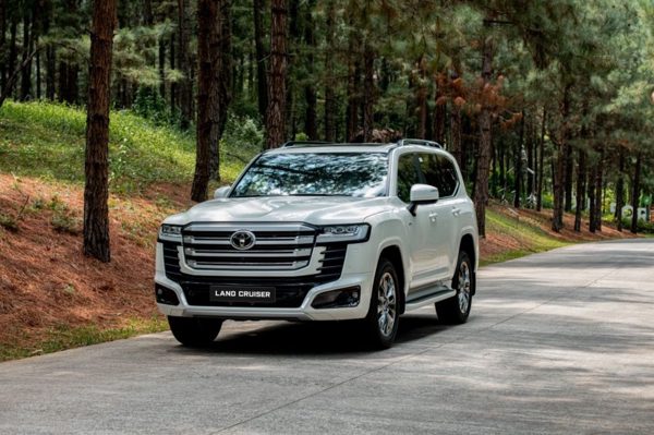 Tin xe 10/9: Toyota Land Cruiser 300 HEV ra mắt, Peugeot 408 giới hạn 100 xe