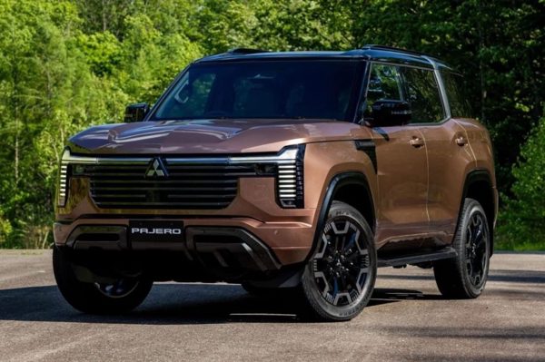 Tin xe 12/9: Land Cruiser 300 HEV giá 4,73 tỷ, Pajero mới không cần AdBlue
