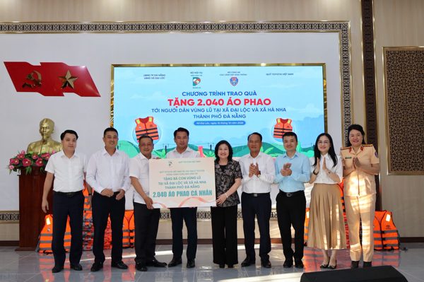 Tin xe 18/10: Toyota tặng 2.000 áo phao, Porsche hé lộ siêu xe Mission S
