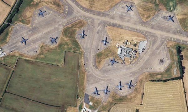 Tình cảnh trơ trọi khiến oanh tạc cơ Mỹ dễ hứng đòn drone ở Anh