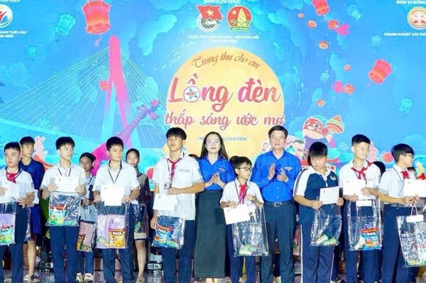 Tỉnh Đoàn Ninh Bình - Doanh nghiệp Xây dựng Xuân Trường tổ chức 'Trung thu cho em - Lồng đèn thắp sáng ước mơ'