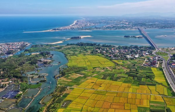 Tỉnh nào vừa giáp biển, vừa có biên giới với hai quốc gia?