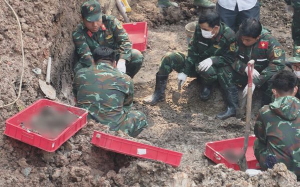 Tổ chức lễ truy điệu liệt sĩ ở công viên Lê Thị Riêng vào đầu tháng 10