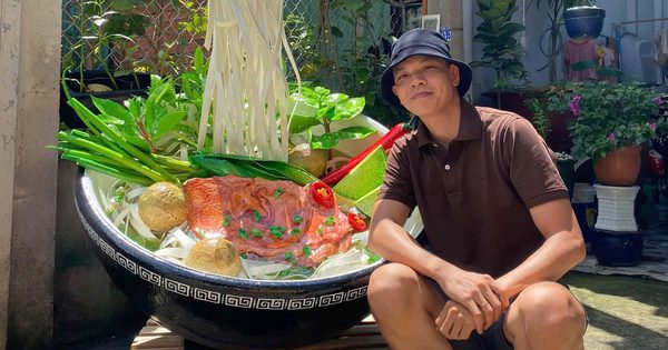 Tô phở khổng lồ cao gần 1,7 m ở TP.HCM, từng cọng rau giống như thật