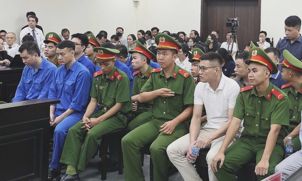 Tòa đối chất 'túi có 140.000 USD hay hai hộp xì gà' với cựu công an chạy án