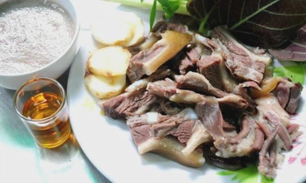 Tôi bỏ việc vì tháng nào sếp cũng rủ đi ăn thịt chó