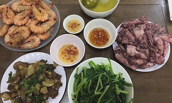 Tôi đi chợ 5h sáng, nấu ăn cho cả gia đình trong chuyến du lịch biển