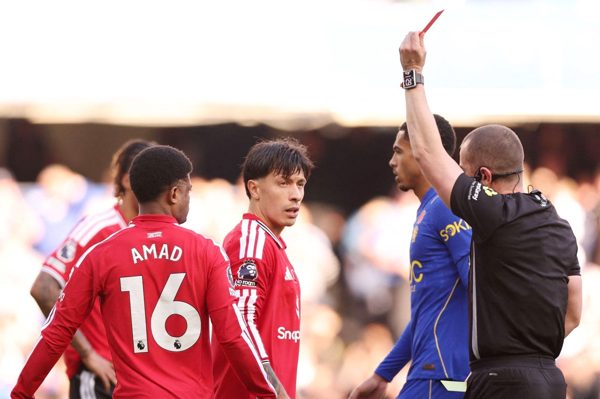 Tội đồ Lisandro Martinez khiến MU thua thảm Chelsea