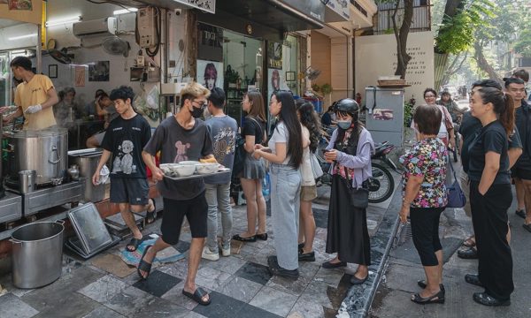 Tôi không thấy khổ sở phải xếp hàng 60 phút chờ ăn một bát phở ngon