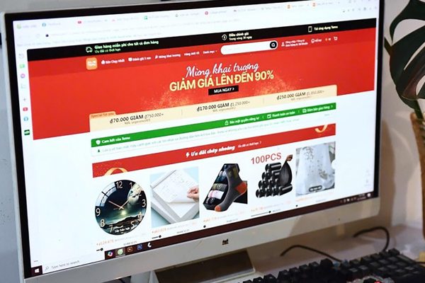 Tối nào cũng xem livestream cho vui, tốn bạc triệu, tiêu hết tiền tiết kiệm