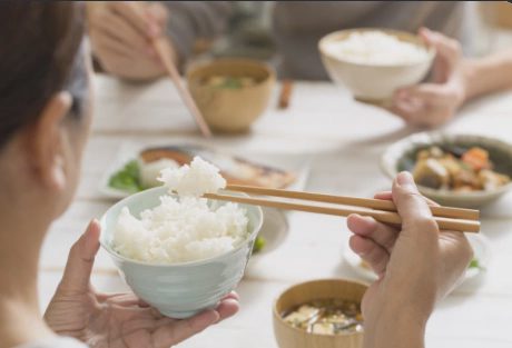 Tôi xoay xở cơm nhà vì chồng dị ứng hải sản, con kén ăn