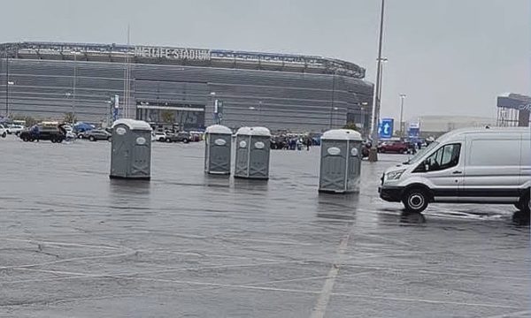 Toilet 'bỏ chạy' vì gió lớn ở sân vận động MetLife