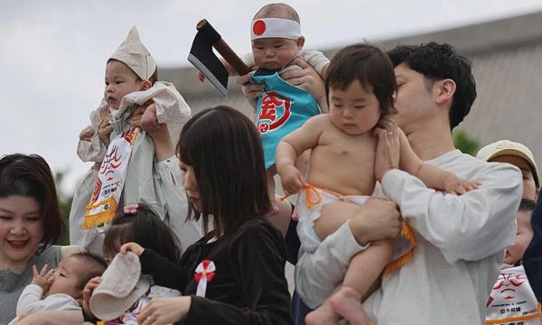 Tokyo dùng AI và 'siêu trợ cấp' chặn đà giảm sinh