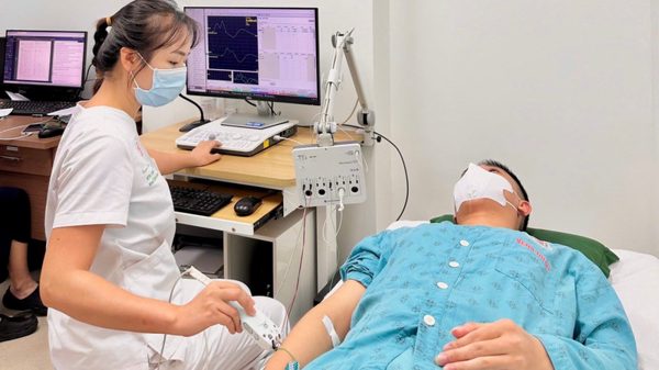 Tổn thương thần kinh, yếu tứ chi vì hít 50 quả bóng cười mỗi ngày