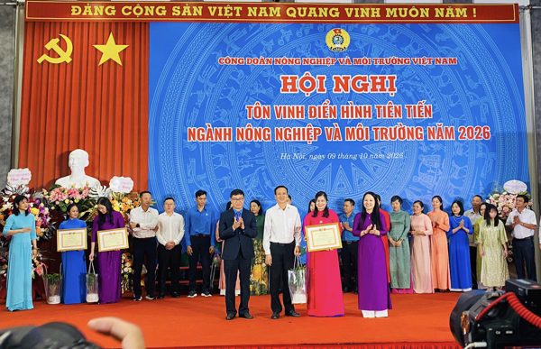 Tôn vinh 90 tập thể, cá nhân điển hình tiên tiến ngành Nông nghiệp và Môi trường