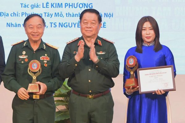 Tôn vinh những tấm gương bình dị mà cao quý